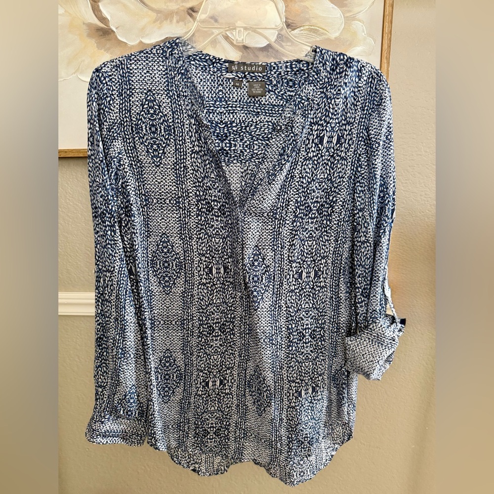SI studio Blue and White Patterned Top